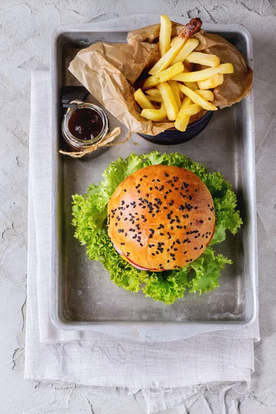 Hemlagad hamburgare med pommes frites — Stockfoto