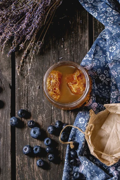 蜂蜜、 蓝莓和薰衣草 — 图库照片