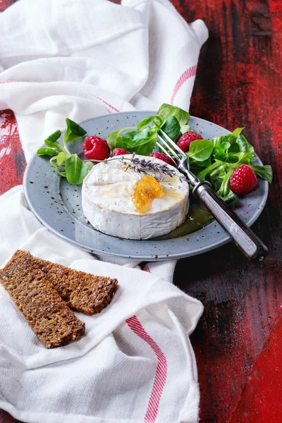 Goat cheese with honey and raspberries — Stock Photo, Image