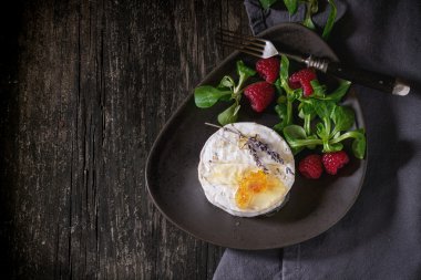 Keçi peyniri ile bal ve ahududu
