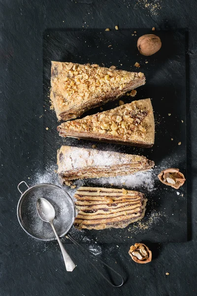 Torta di miele fatta in casa affettata — Foto Stock