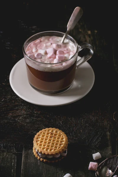 Heiße Schokolade mit Marshmallows — Stockfoto