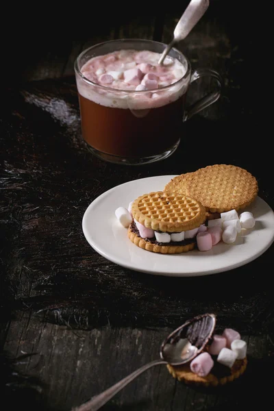 Heiße Schokolade mit Marshmallows — Stockfoto