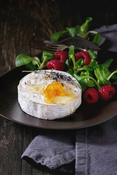 Goat cheese with honey and raspberries — Stock Photo, Image