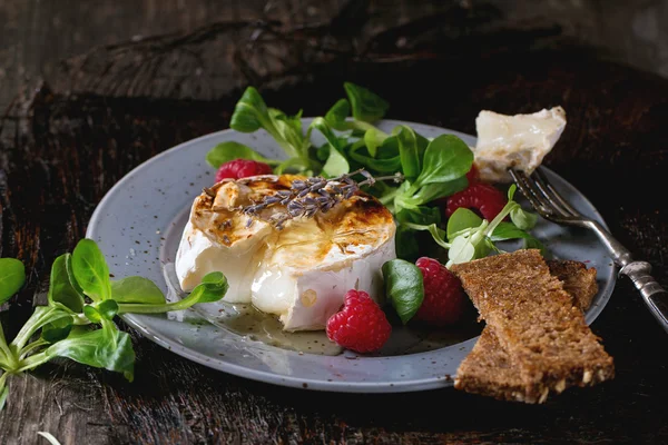 Queijo de cabra assado com mel e framboesas — Fotografia de Stock