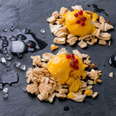 Mango şerbeti ile kırmızı kuş üzümü