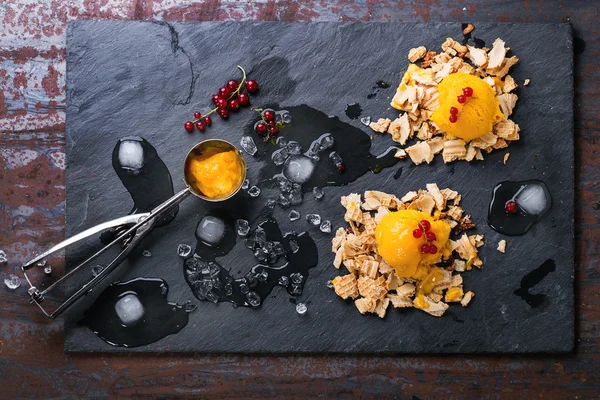 Sorbete de mango con grosella roja — Foto de Stock