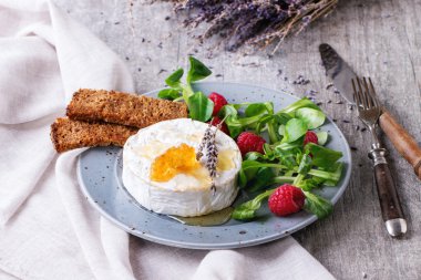 Keçi peyniri ile bal ve ahududu