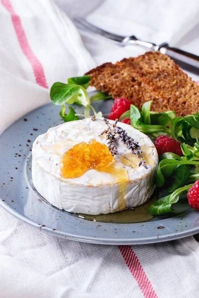 Goat cheese with honey and raspberries — Stock Photo, Image