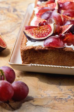 Üzüm ve incir ile tart