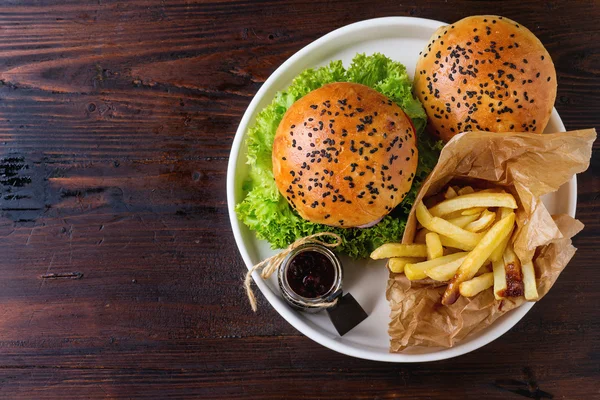 Hamburguesa casera con papas fritas —  Fotos de Stock
