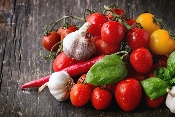 Асортимент помідорів та овочів — стокове фото