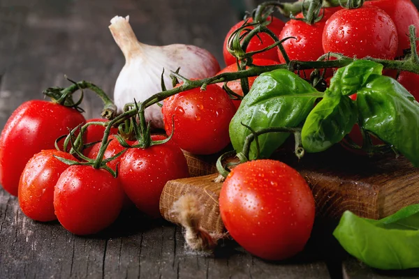 Assortment of tomatoes and vegetables — Stock Photo, Image