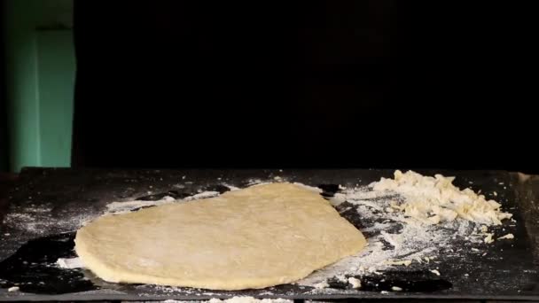 Manos femeninas haciendo masa para pasta sobre mesa negra — Vídeos de Stock