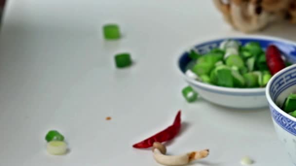 Chinees porselein kom Aziatische ramen soep met fetakaas, noedels, lente-ui en champignons, geserveerd gesneden gekookt ei over witte keukentafel — Stockvideo