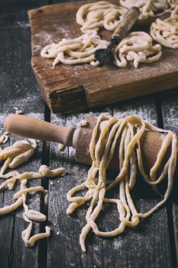 Taze ev yapımı makarna pici