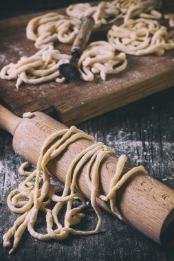 Taze ev yapımı makarna pici