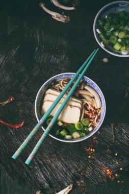 Asya çorba ramen beyaz peynir ile