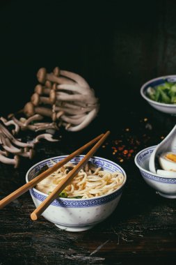 Asya çorba ramen beyaz peynir ile