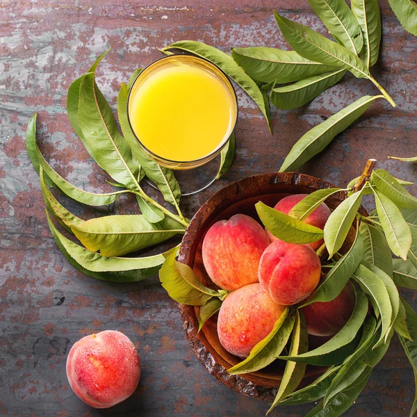 Peaches on branch and juice — Stock Photo, Image