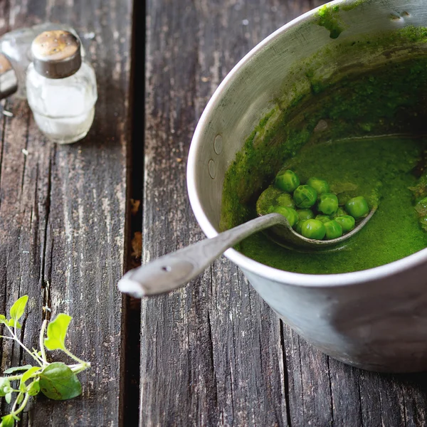 Сливочный суп из зеленого гороха — стоковое фото