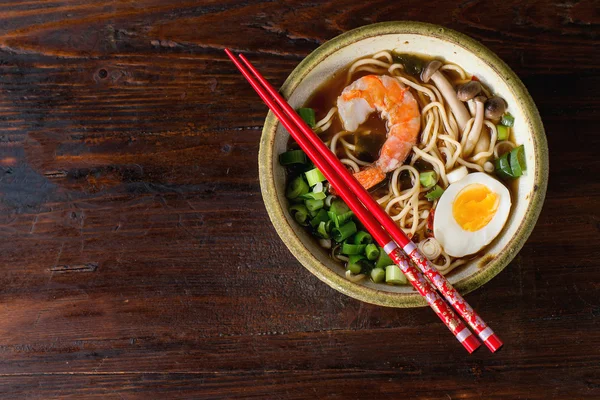 Sopa asiática ramen con camarones — Foto de Stock