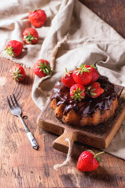 Bolo de chocolate com morangos — Fotografia de Stock