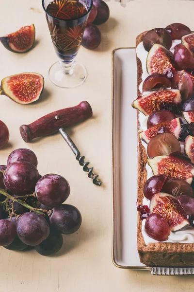 Пирог с виноградом и инжиром — стоковое фото