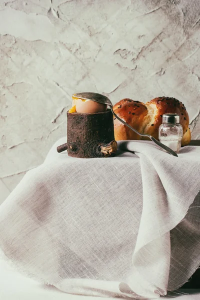 Завтрак с яйцом и хлебом — стоковое фото