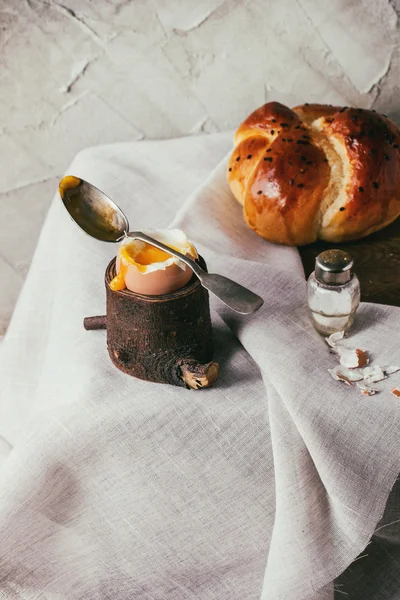 Desayuno con huevo y pan — Foto de Stock