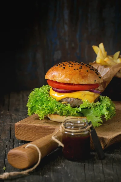 Domowy hamburger z frytkami — Zdjęcie stockowe