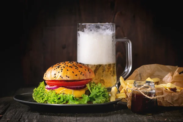 Hambúrguer caseiro com cerveja e batatas — Fotografia de Stock