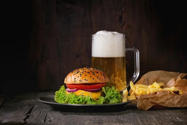 Hamburguesa casera con cerveza y patatas — Foto de Stock