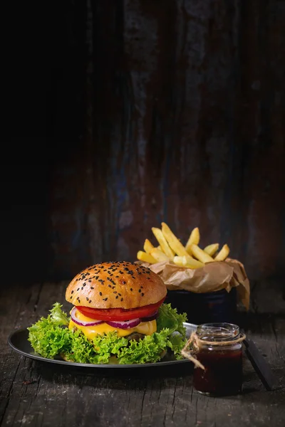 Hambúrguer caseiro com batatas fritas — Fotografia de Stock