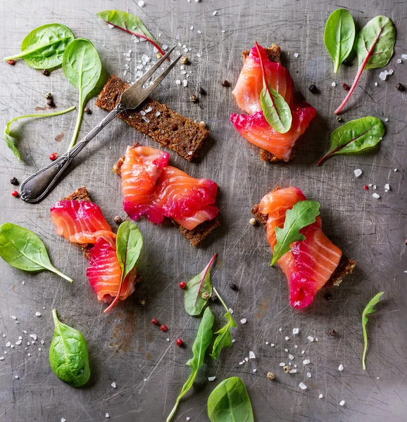 Salted salmon with beetroot — Stock Photo, Image