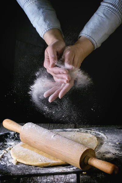 반죽에 밖으로 압 연 — 스톡 사진