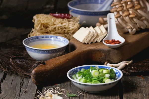 Ингредиенты для азиатского рамена супа — стоковое фото