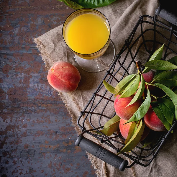 Melocotones en rama y jugo — Foto de Stock