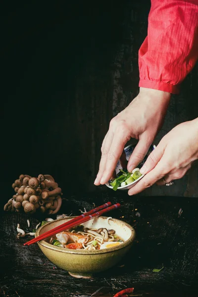 Asiatische Suppe Ramen bereit zu essen — Stockfoto