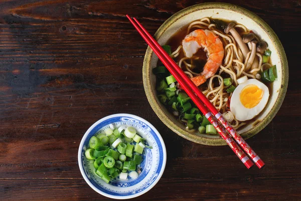 Sopa asiática ramen com camarão — Fotografia de Stock