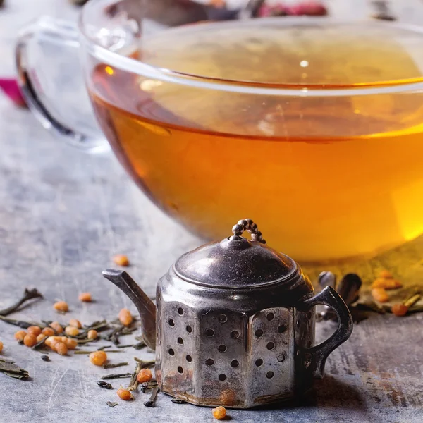 Чашка горячего чая с чайником — стоковое фото