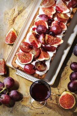 Üzüm ve incir ile tart