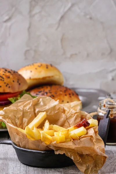 Papas fritas con hamburguesa — Foto de Stock