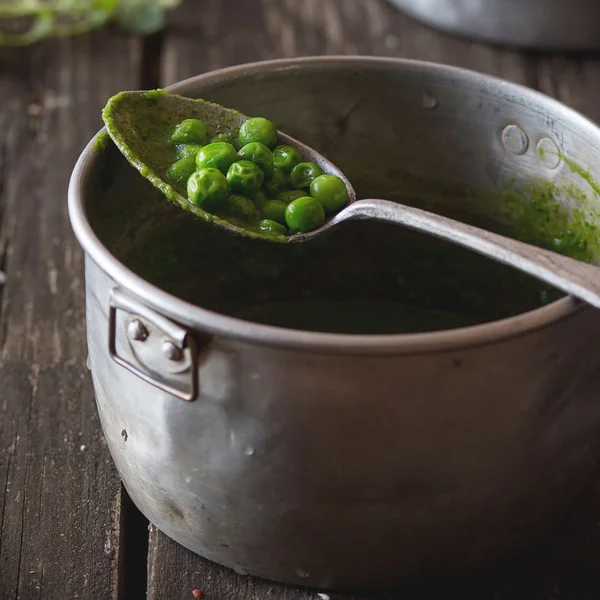 Cream soup of green peas — Stock Photo, Image