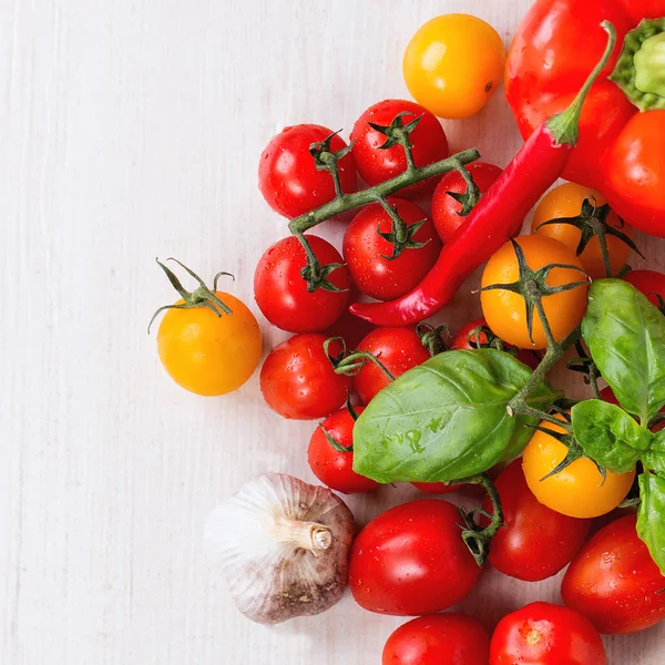 Assortment of tomatoes and vegetables — Stock Photo, Image
