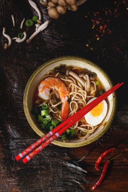Karides ile Asya çorba ramen