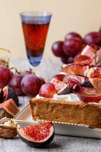Tarta con uvas e higos — Foto de Stock