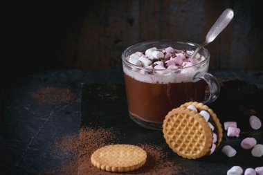 Şekerlemeli sıcak çikolata.