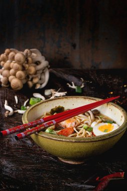 Karides ile Asya çorba ramen