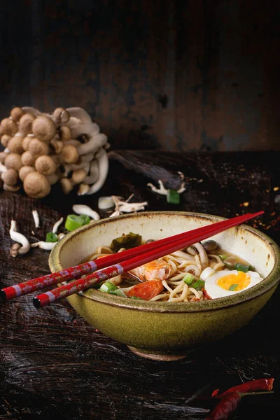 Asiatische Suppe Ramen mit Garnelen — Stockfoto